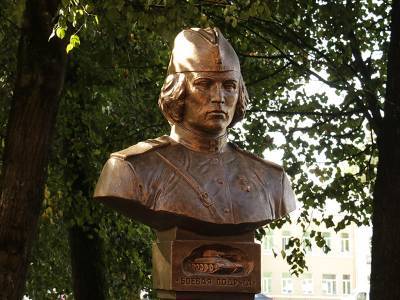 В Смоленске установлен памятник Марии Октябрьской