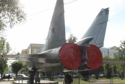 Тверская полиция ищет вандалов, которые столкнули с места МиГ-25 РБ