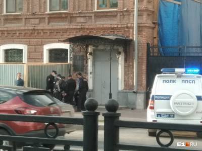 В Екатеринбурге полиция приковала мужчину наручниками к двери здания ФСБ. Заявление ГУ МВД