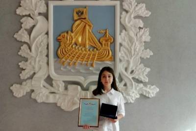 Губернатор Костромской области Сергей Ситников наградил нерехтскую школьницу