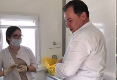Юрий Намлиев в первый же день привился от гриппа и пригласил лужан на вакцинацию