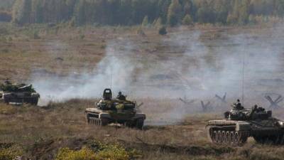 В Беларуси танковый резерв и артбазы привели "к высшей степени боеготовности"