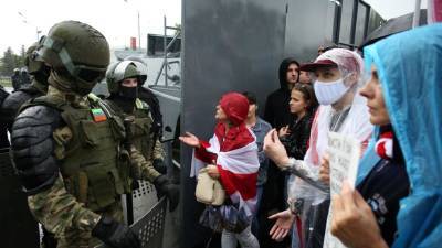 Сотни белорусских демонстрантов сообщают об избиениях в милиции