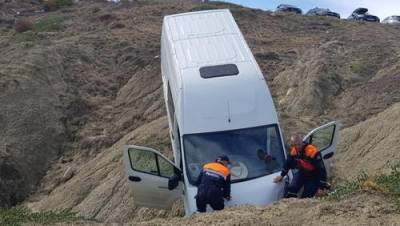 В Крыму пассажирский микроавтобус упал с обрыва