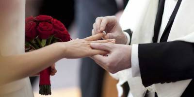 Вместо полета на Кипр: нерелигиозным парам могут предложить свадьбы в посольствах