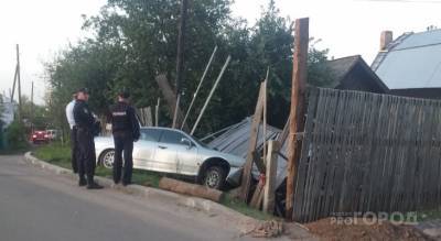 В Чебоксарах иномарка влетела в забор, водитель с места ДТП скрылся