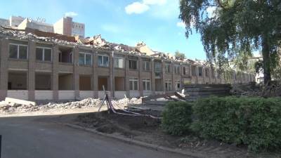 «Хотят дом забаррикадировать!»: жители Уфы жалуются на ремонт школы