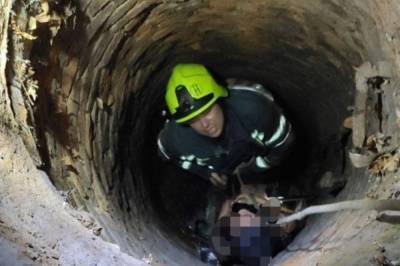 В Кировоградской области спасатели достали из канализационного люка девушку и парня