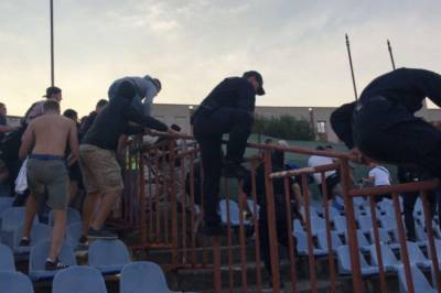 На футбольном матче в Херсоне произошла масштабная драка между ультрас: есть пострадавшие