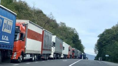 200 грузовиков стоят в пробках на объездной дороге Ужгорода