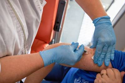 Около 25 тыс москвичей записались на исследование вакцины от COVID-19