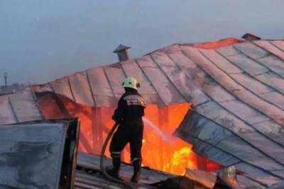 На кровле пятиэтажного дома в Калуге локализовали пожар