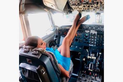 Фотография стюардессы с задранными вверх ногами в кабине пилотов удивила сеть