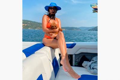 Старшая сестра Ким Кардашьян поделилась фото в бикини с отдыха на яхте