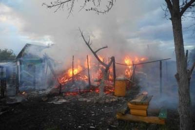 Под утро в Ивановской области в очередной раз сгорел садовый домик