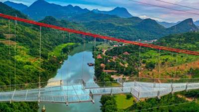 В Китае открыли самый длинный подвесной стеклянный мост, который попал в Книгу рекордов Гиннесса