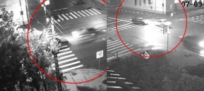 Два автомобиля столкнулись на перекрестке в Петрозаводске глубокой ночью (ВИДЕО)