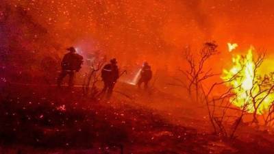 Рекордный пожар: Бушующее пламя в Калифорнии вынуждает жителей готовиться к эвакуации