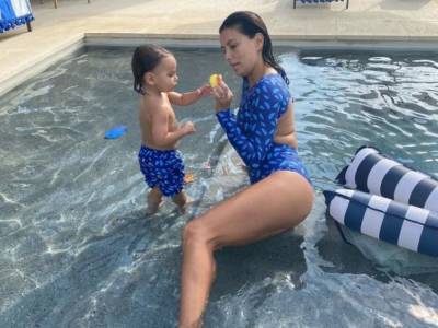 В купальнике: Ева Лонгория позировала в бассейне с сыном