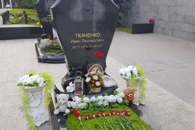 На могиле Ивана Ткаченко опять украли фото