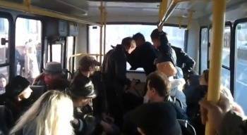 Пассажир череповецкого автобуса побил кондуктора