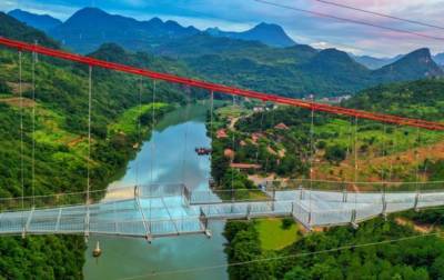 Самый длинный стеклянный мост открыли в Китае
