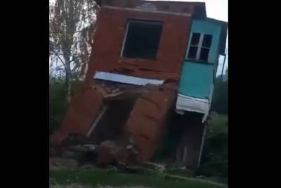 В Краснодаре на берегу реки обрушился двухэтажный дом