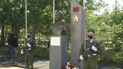 В Уфе появился памятник герою войны Вениамину Недошивину