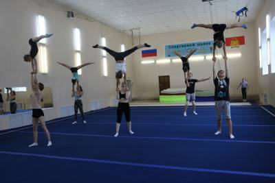 «Круто!». Учащиеся Галичской детской спортивной школе восхитились новому акробатическому ковру