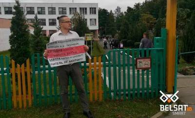 «Завтра хапун в школе?» В Чечерске учитель устроил одиночный пикет возле гимназии