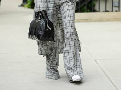Модный стритстайл: вместо зауженных джинсов стилисты рекомендуют девушкам широкие брюки