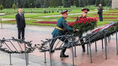Беглов в День памяти жертв блокады возложил цветы на Пискаревском кладбище