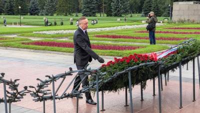 Беглов в День памяти жертв блокады посетил Пискарёвское кладбище