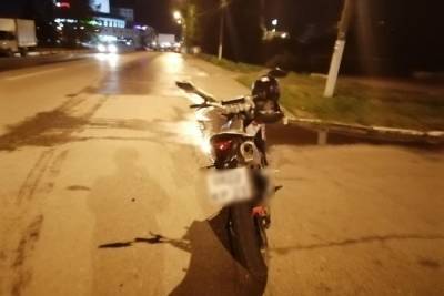 Подросток на мотоцикле попал под машину на проспекте в Твери