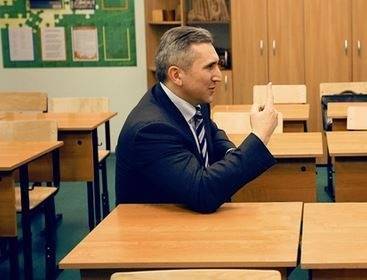 Моор выделил еще ₽119 млн на премии за классное руководство педагогам Тюмени