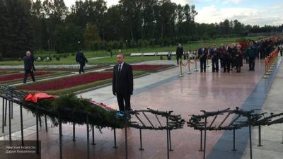 Беглов открыл мемориальные плиты в память о жертвах блокады Ленинграда