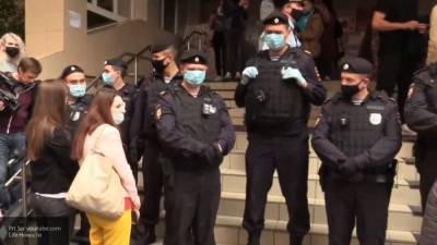 Фанаты Ефремова кидаются на журналистов у здания суда