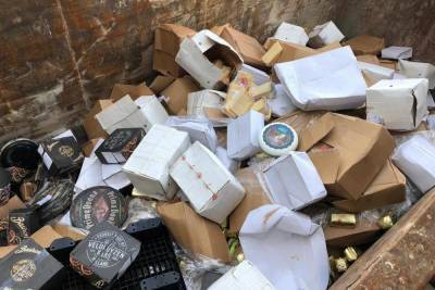 В Петербурге два дня уничтожали 46 тонн санкционного сыра и масла