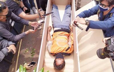 В Индонезии за нарушение масочного режима кладут в гроб
