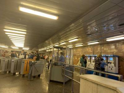В киевском метро коллапс: не работает оплата банковскими картами и телефонами