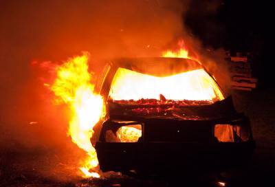 Трех жителей Бокситогорского района подозревают в угоне и поджоге автомобиля