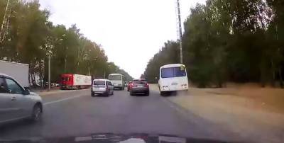 В Воронеже оштрафовали водителя маршрутки за езду по обочине (ВИДЕО)