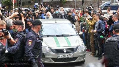 Возле здания суда в Москве начались задержания группы поддержки Ефремова