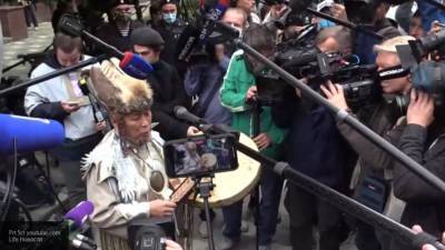 Колдующего над фото Ефремова "черного мага" задержали у здания суда