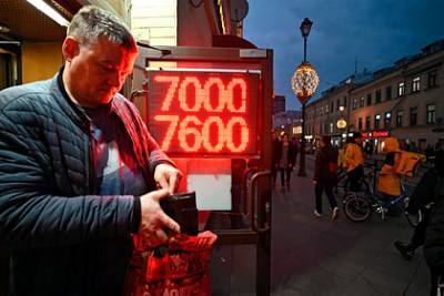 Оценена зависимость рубля от западных санкций