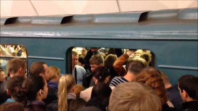 Кадры ЧП в метро Киева: начался переполох и неразбериха, люди штурмуют подземку