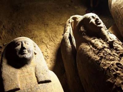 К югу от Каира археологи нашли 13 гробов с мумиями, возраст которых не менее 2500 лет