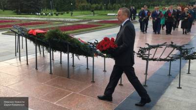 Губернатор Петербурга возложил цветы в память о жертвах блокады Ленинграда