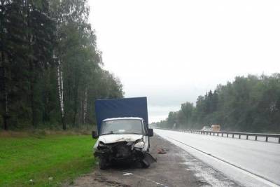 В Тверской области водитель грузового фургона «догнал» трактор