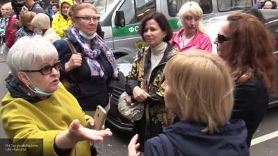 Защитники Ефремова дежурят у здания суда с иконой в руках
